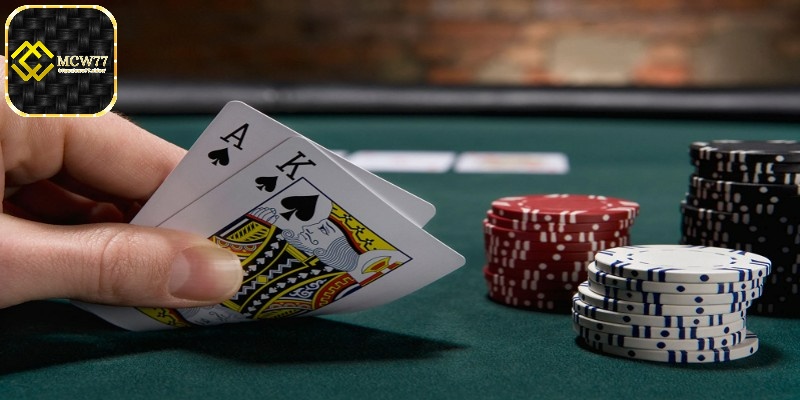 Ba lá bài chung này được gọi là Community Card, hay còn gọi là Poker Flop